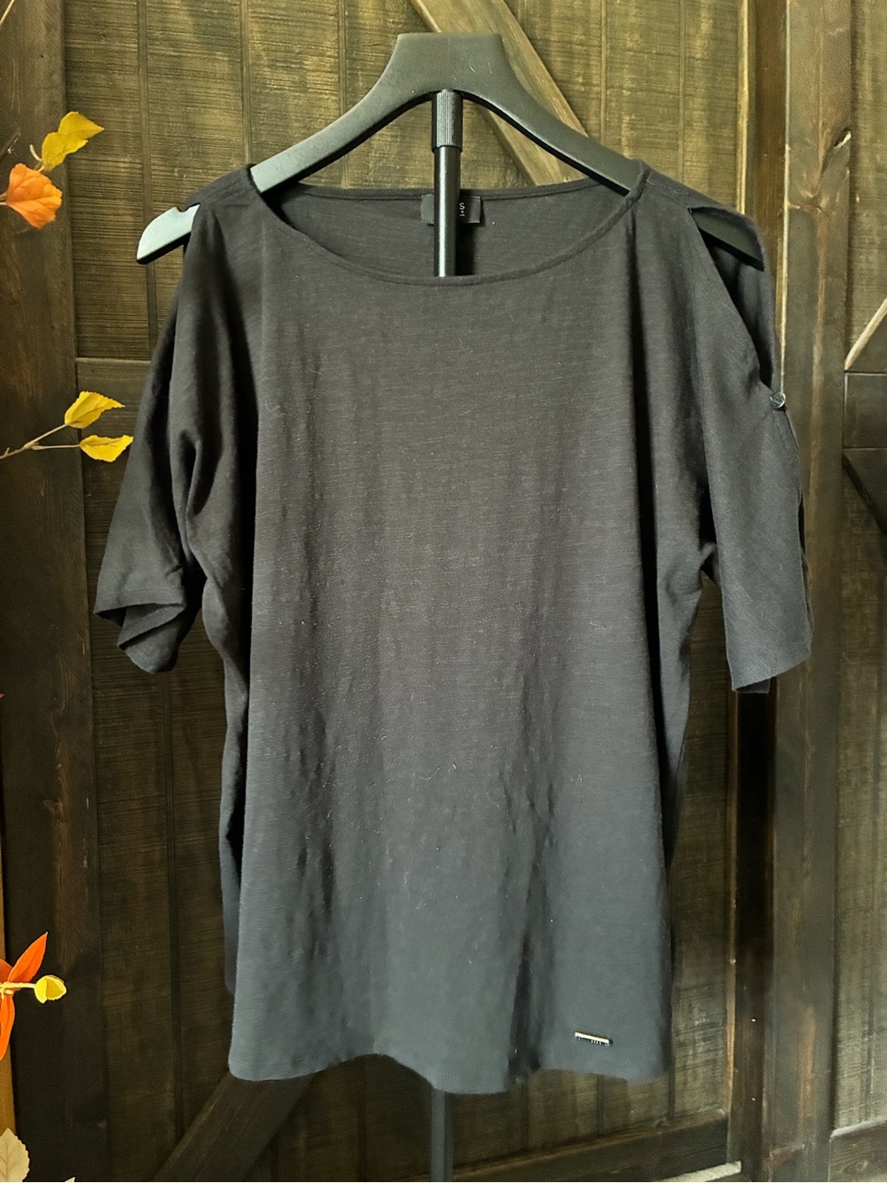 Jones New York Black Cold-Shoulder Short Sleeve Top